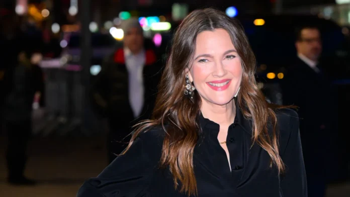 drew-barrymore,-50,-fala-sobre-procedimentos-esteticos:-‘nunca-fiz-e-quero-continuar-assim’