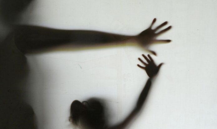 mae-e-acusada-de-submeter-bebe-a-maus-tratos-e-violencia-sexual