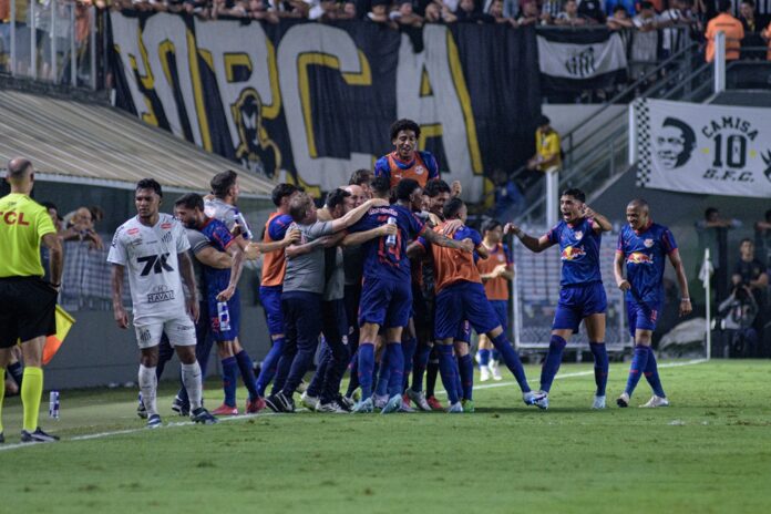 santos-perde-para-o-red-bull-bragantino-na-vila-belmiro-e-termina-rodada-na-vice-lanterna