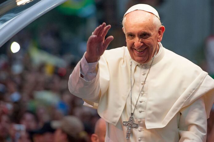 papa-francisco-ganha-homenagem-com-drones-no-ceu-de-aparecida.-video