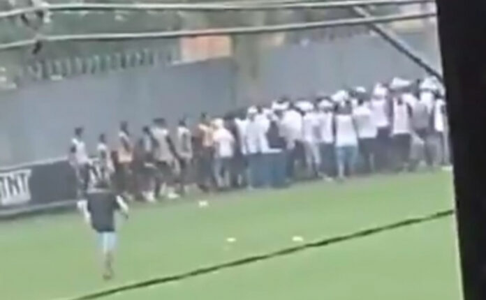 torcedores-do-santos-invadem-ct-rei-pele-e-interrompem-o-treino-para-cobrar-os-jogadores