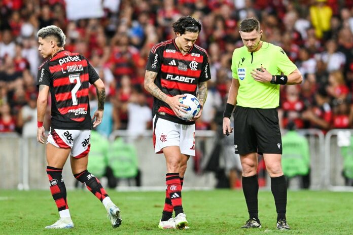 cbf-divulga-audio-do-var-sobre-polemico-penalti-para-o-flamengo-no-jogo-contra-o-corinthians