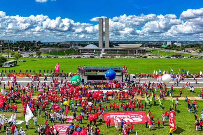 protesto:-trabalhadores-marcham-em-brasilia-pelo-fim-da-escala-6×1