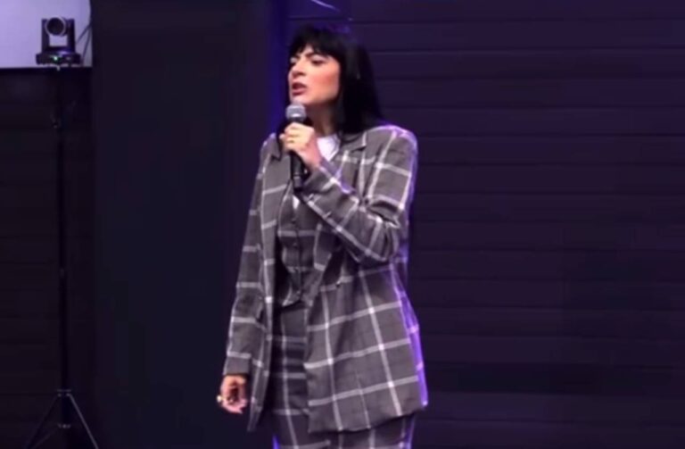fernanda-brum-repreende-mulher-que-profetizava-no-meio-da-pregacao