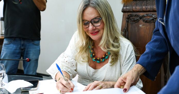ivana-bastos-firma-parceria-para-levar-escolas-do-legislativo-as-camaras-municipais-da-bahia