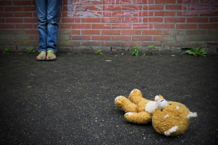 mae-oferecia-filha-de-13-anos-para-abusadores-em-troca-de-aluguel