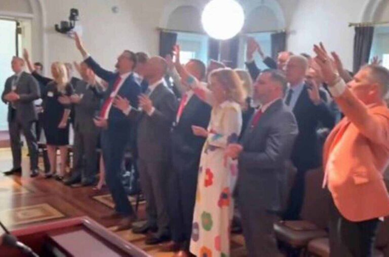 em-queda-na-aprovacao,-trump-celebra-100-dias-de-governo-com-culto-na-casa-branca