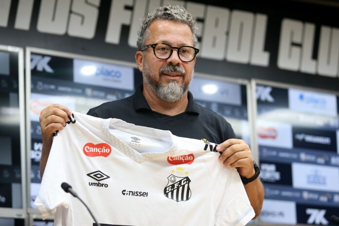 cleber-xavier-e-apresentado-e-ve-neymar-como-solucao-para-santos-reagir
