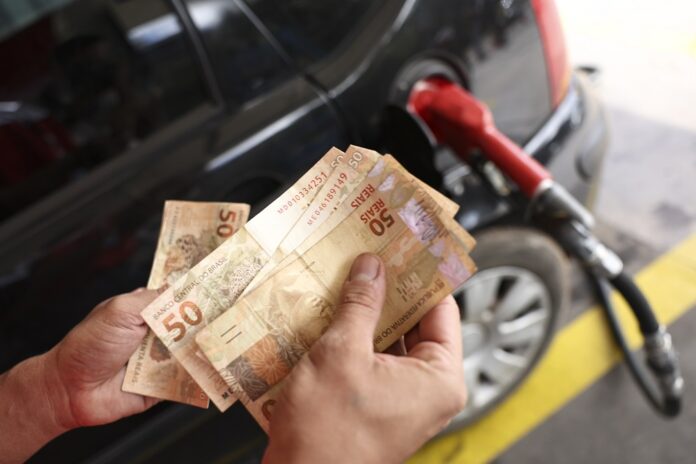 precos-da-gasolina,-etanol-e-diesel-caem-em-sao-paulo-em-abril,-aponta-sem-parar