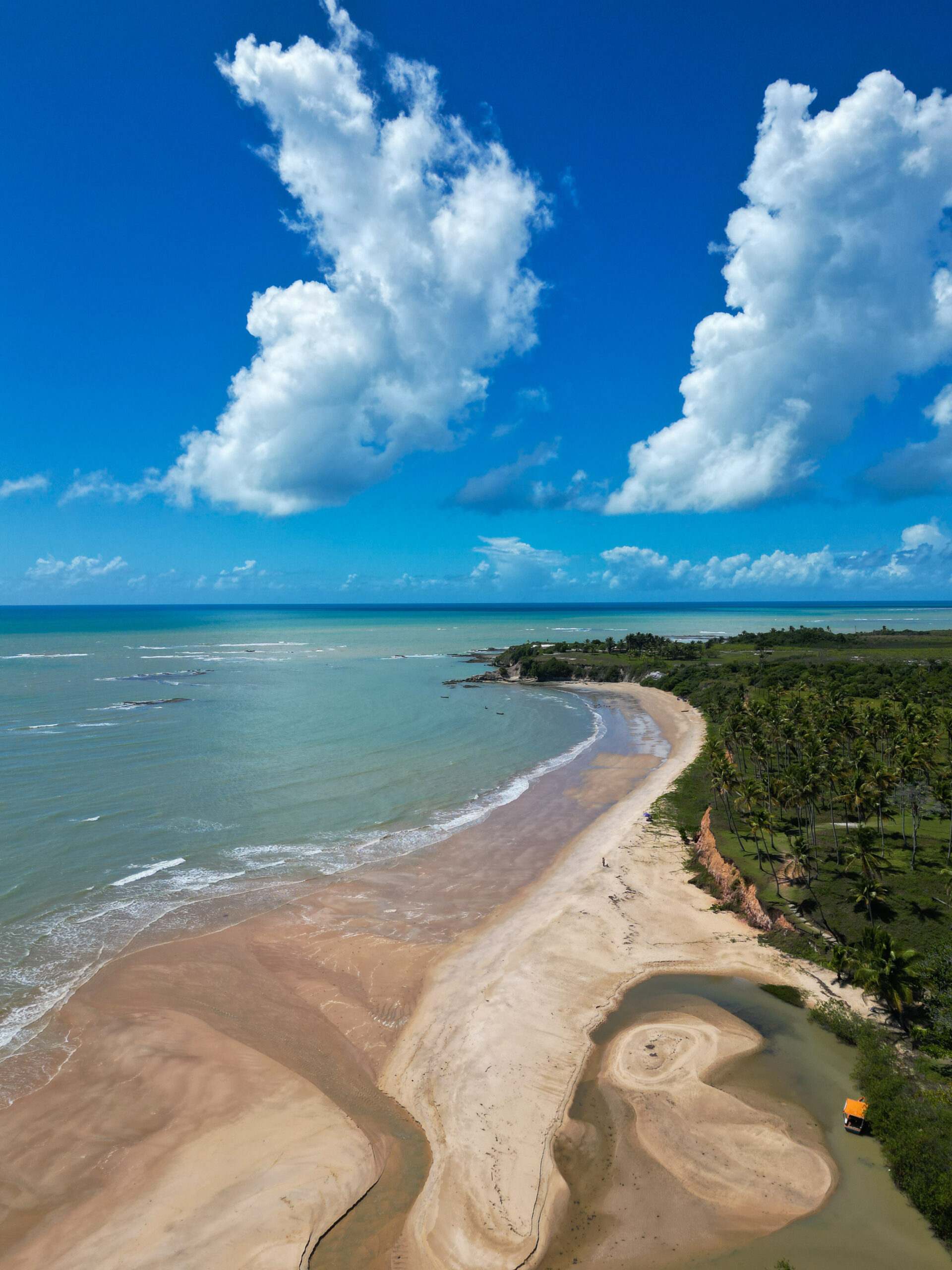 Praia de Cumuruxatiba, a primeira avistada por Cabral, se destaca como roteiro para feriadão de Descobrimento do Brasil 1 Cumuruxatiba 01 Barra do Cahy Dani Roccha scaled
