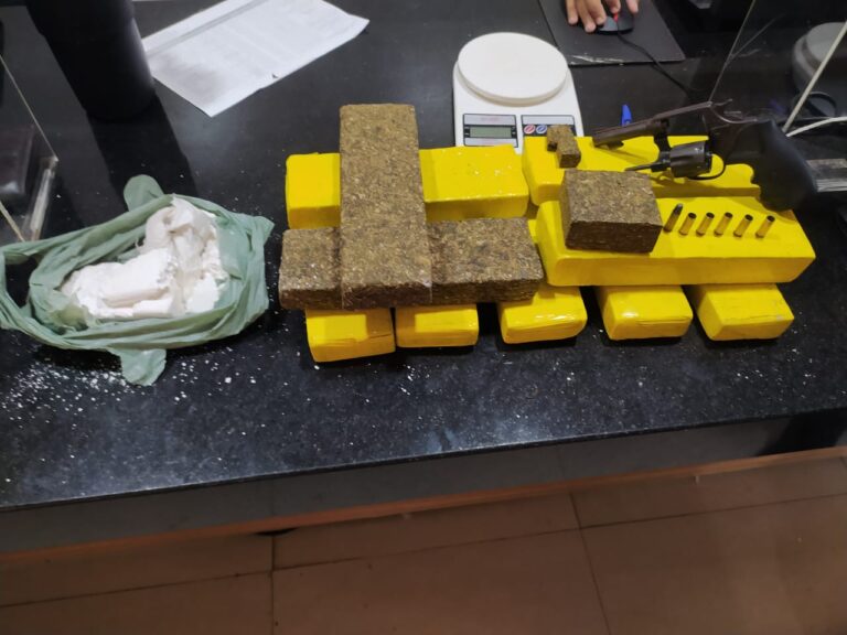 Polícia Militar apreende arma e mais de 6 kg de drogas durante operação em Eunápolis