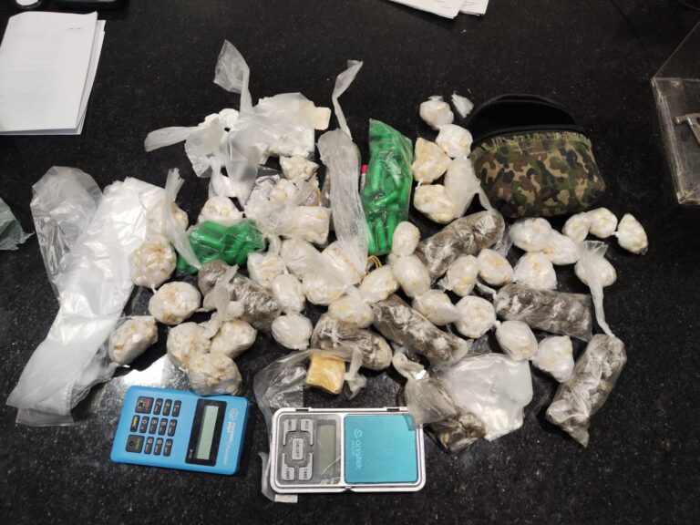 Polícia prende três por tráfico de drogas em Itagimirim