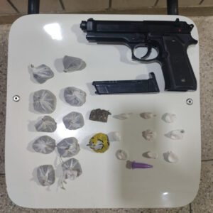 Drogas e arma falsa apreendida em Lajedao