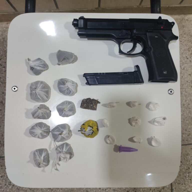PM apreende drogas e arma de fogo falsa em Lajedão