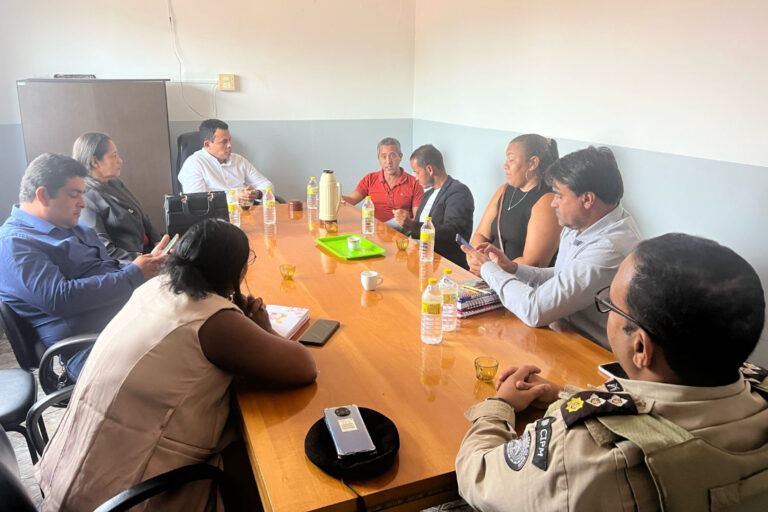Vereadores de Alcobaça aprovam reajuste dos servidores do legislativo e discutem segurança e educação com autoridades
