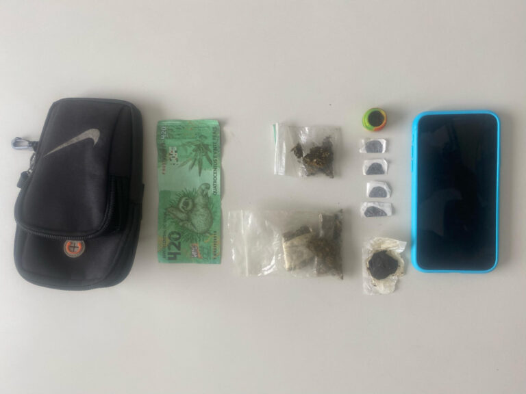 Polícia militar apreende drogas e detém adolescente durante operação na zona rural de Mucuri
