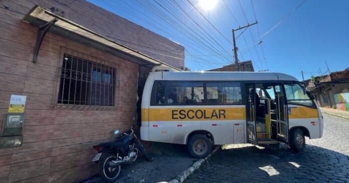 micro-onibus-escolar-desce-ladeira-desgovernado-e-invade-imovel-em-cidade-baiana