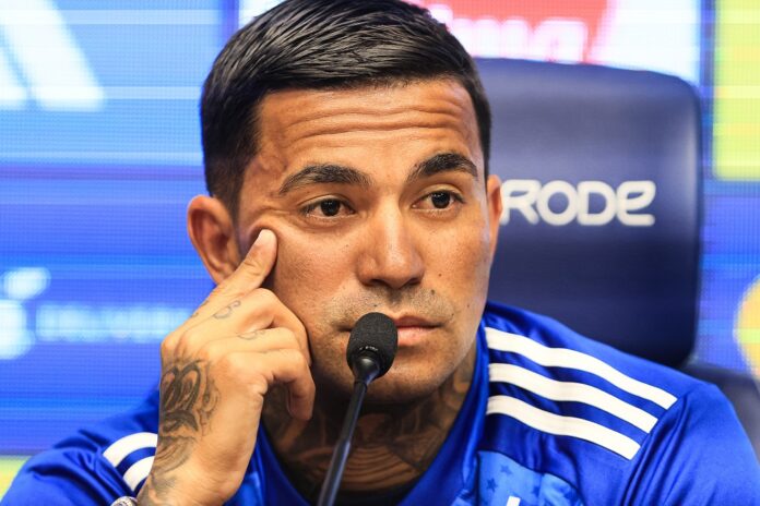 dudu-retorna-aos-treinos-no-cruzeiro,-mas-futuro-no-clube-esta-indefinido