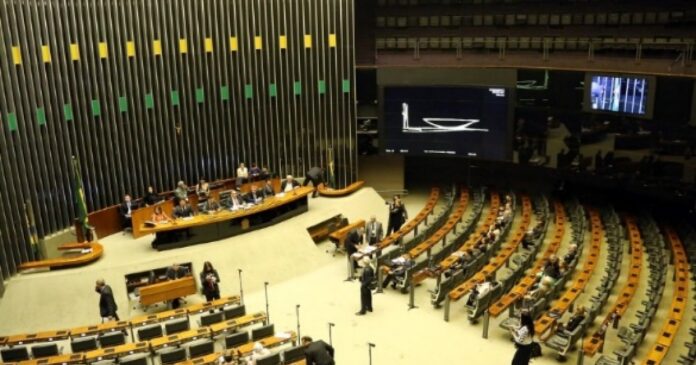 com-apoio-de-hugo-motta,-camara-articula-ampliar-numero-de-deputados