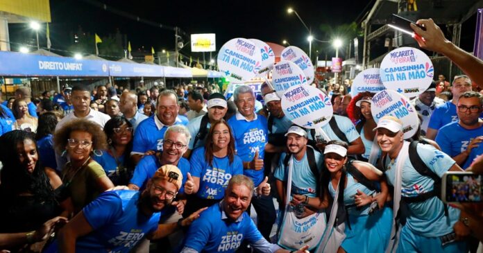 jeronimo-participa-do-bloco-zero-hora-ao-lado-de-profissionais-da-imprensa-na-micareta-de-feira