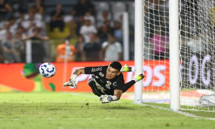 brazao-defende-penalti-nos-acrescimos-e-santos-empata-com-crb-na-estreia-de-cleber-xavier