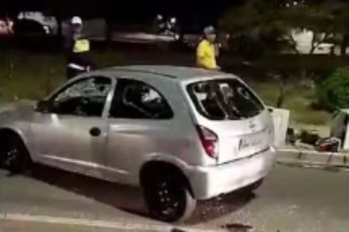 mae-destroi-carro-apos-filho-ser-parado-em-blitz-de-transito