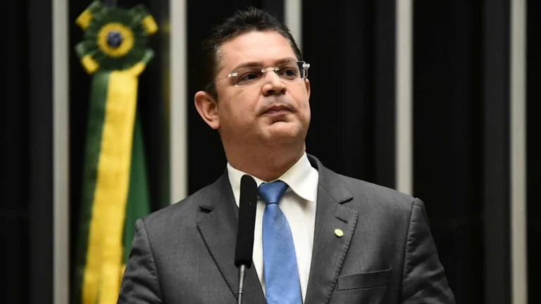 lider-do-pl-na-camara-alega-imunidade-parlamentar-para-nao-responder-a-dino