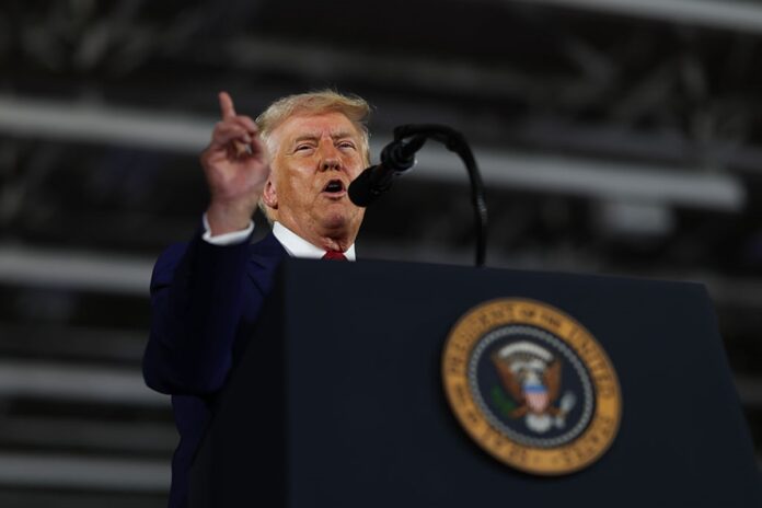 “taxa-das-blusinhas”-de-trump-entra-em-vigor-nesta-sexta-feira-(2/5)