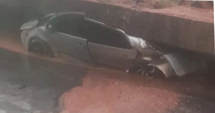 carro-e-esmagado-por-deslizamento-de-terra-em-simoes-filho