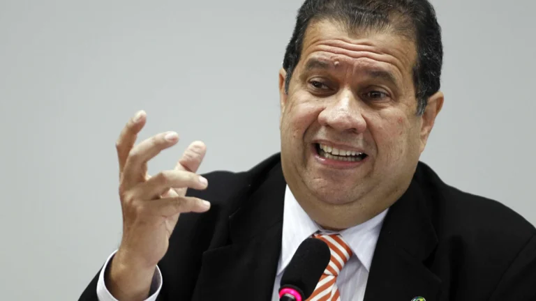 lupi-deve-entregar-o-cargo-nesta-sexta,-dizem-auxiliares-do-governo