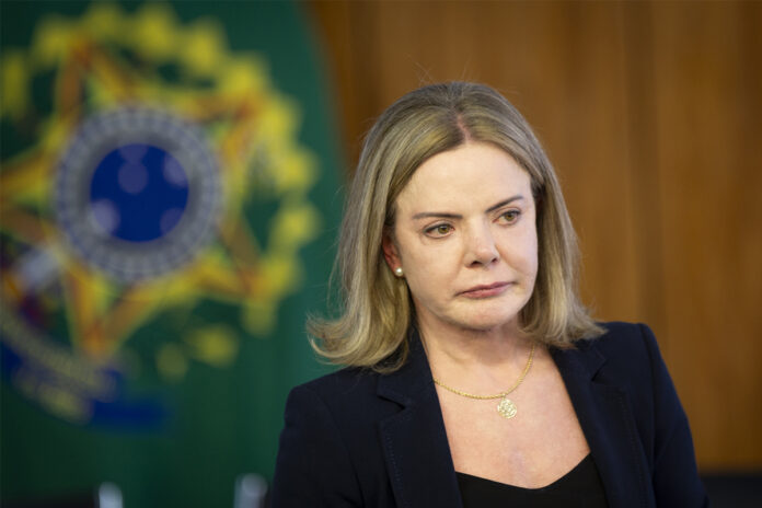 gleisi-entra-em-campo-apos-a-demissao-de-lupi