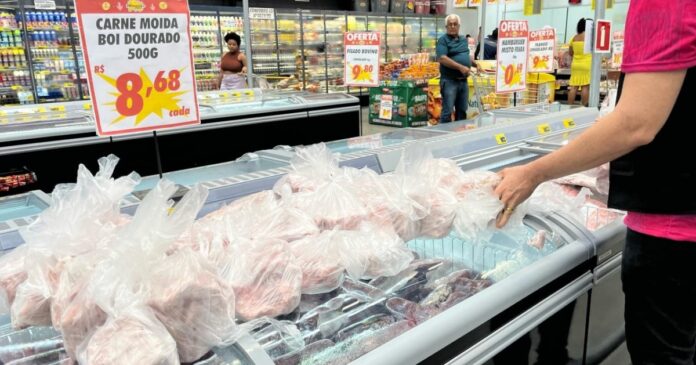 duas-redes-atacadistas-sao-autuadas-na-micareta-de-feira-por-venda-de-produtos-vencidos