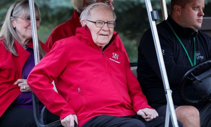 warren-buffett-anuncia-aposentadoria-e-recebe-ovacao-de-10-minutos-do-mercado-financeiro