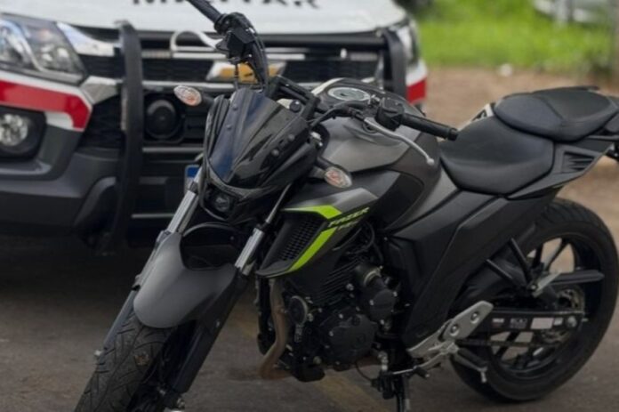 trio-tenta-escapar-em-uma-unica-moto-e-condutor-acaba-detido-em-sp