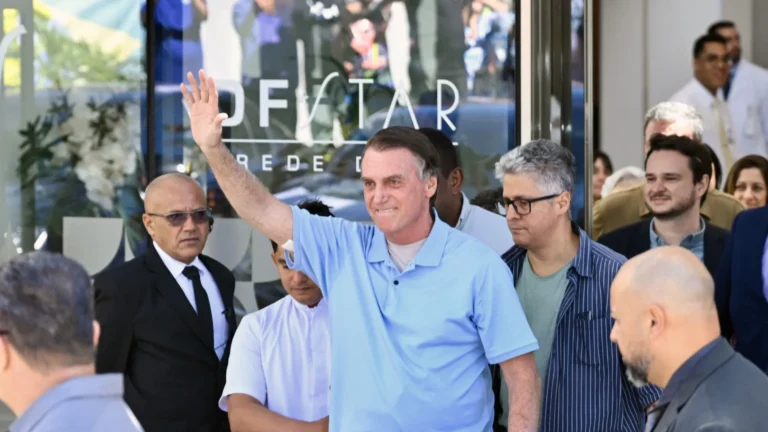 bolsonaro-recebe-alta-e-deixa-hospital-tres-semanas-apos-cirurgia