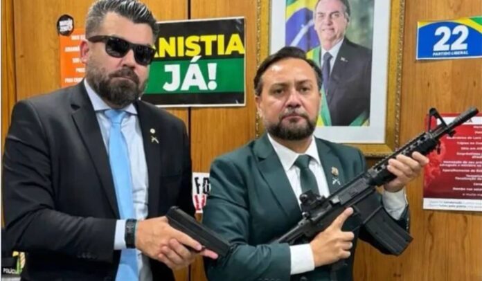 deputado-pede-busca-e-apreensao-de-armas-de-fogo-de-delegado-caveira