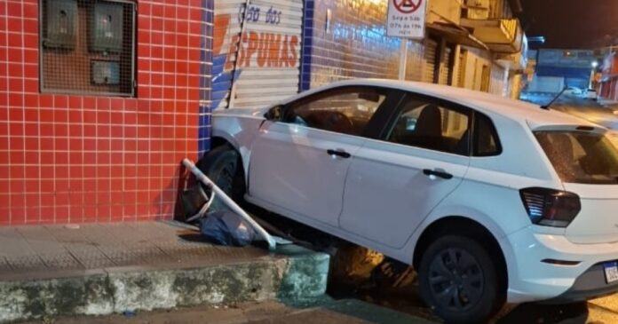 carro-atinge-portao-de-loja-no-centro-de-santo-antonio-de-jesus