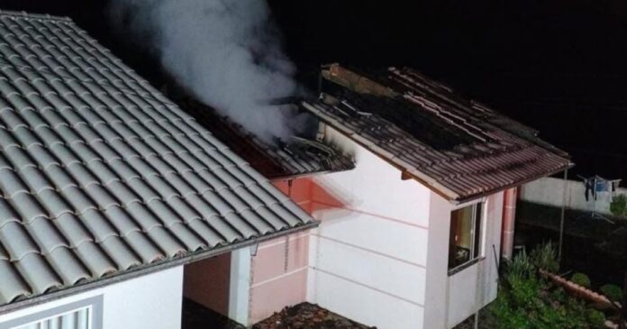 homem-agride-companheira-e-incendeia-casa-em-santa-catarina