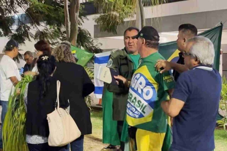 confusao-entre-pastores-marca-ultimo-culto-em-apoio-a-bolsonaro-na-frente-de-hospital