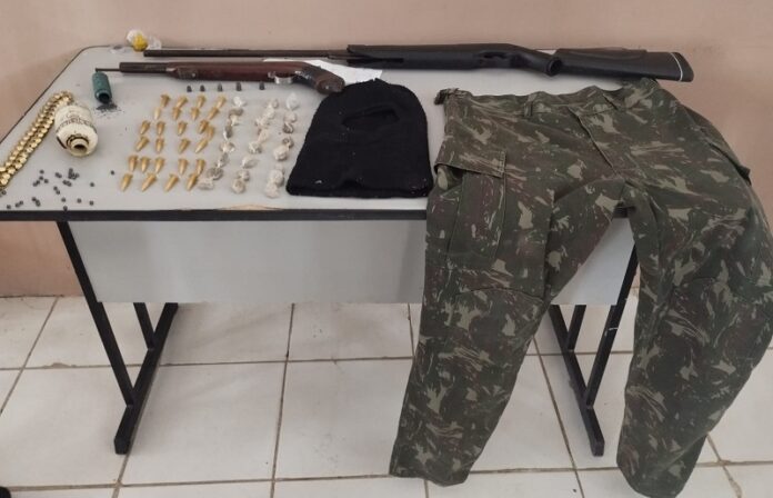policia-militar-apreende-drogas,-arma-artesanal-e-espingarda-em-medeiros-neto;-um-homem-foi-preso