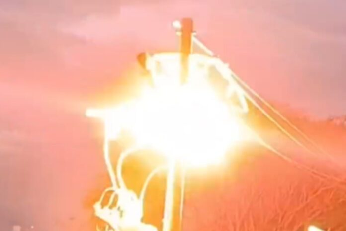 homem-cai-de-poste-apos-sofrer-3-descargas-eletricas.-video