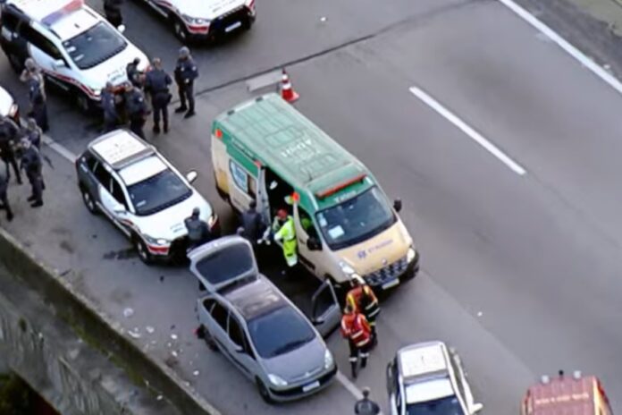 mulher-baleada-na-fernao-dias-estava-em-carro-que-fugia-da-pm-de-sp