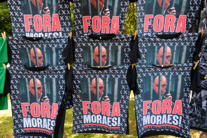 camiseta-com-montagem-de-moraes-na-cadeia-e-vendida-a-r$-50-em-ato