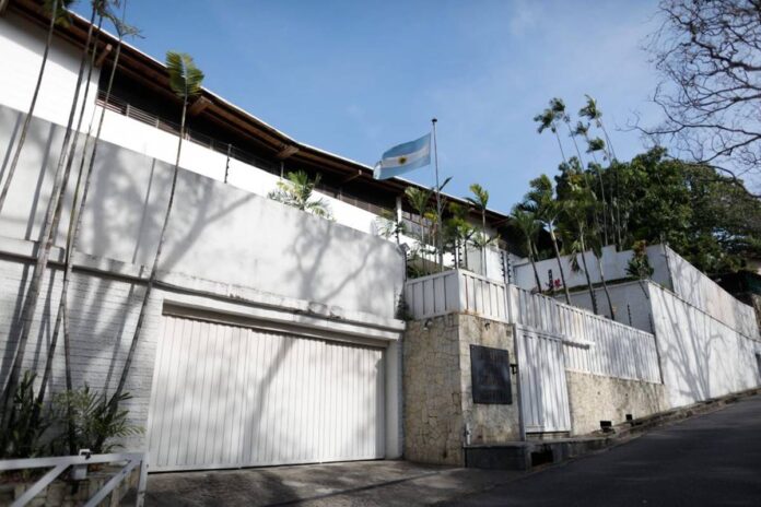 itamaraty-confirma-saida-de-asilados-da-embaixada-argentina-em-caracas