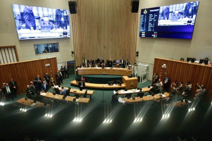 durante-sessao-na-cldf,-deputados-repudiam-ato-pro-anistia-no-df