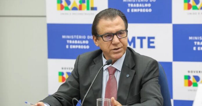ministro-do-trabalho-defende-mudanca-de-jornada-maxima-de-trabalho-para-5×2:-“6×1-cruel”