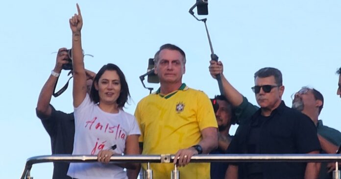 bolsonaro,-michelle-e-malafaia-reunem-em-brasilia-cerca-de-10-mil-pessoas-em-defesa-da-anistia