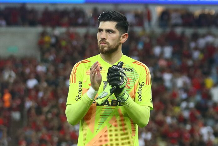 veja-como-ficou-o-carro-de-goleiro-do-flamengo-alvejado-por-bandidos