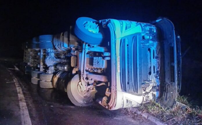 motorista-fica-gravemente-ferido-em-tombamento-de-caminhao-na-br-101,-em-itamaraju
