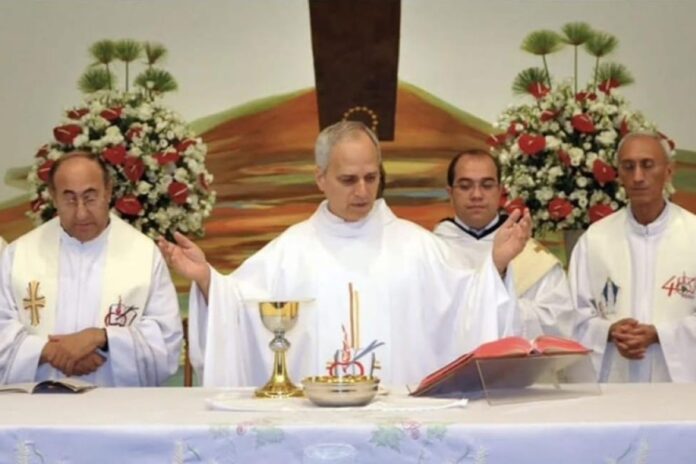 novo-papa-celebrou-missa-na-zona-leste-de-sp-durante-visita-ao-brasil